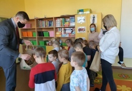  (photo)
