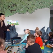 Przedszkolaki szukają wiosny w bibliotece